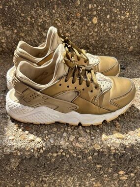 Nike Air Huarache in Gold